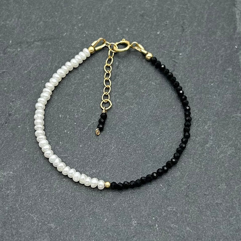14K Gold Filled - Dainty freshwater pearls bracelet
 - Freshwater pearls & dainty crystals